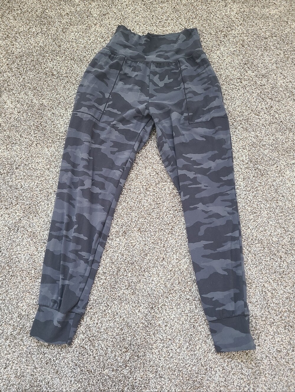Athleta Salutation Camo Jogger Size Small